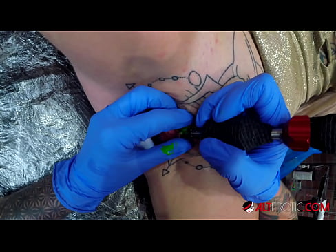 ❤️ Tsis tshua muaj tattooed hottie Sully Savage tau txais tattoo ntawm nws clitoris ❤ Liab porn ntawm peb  ❌ Ib